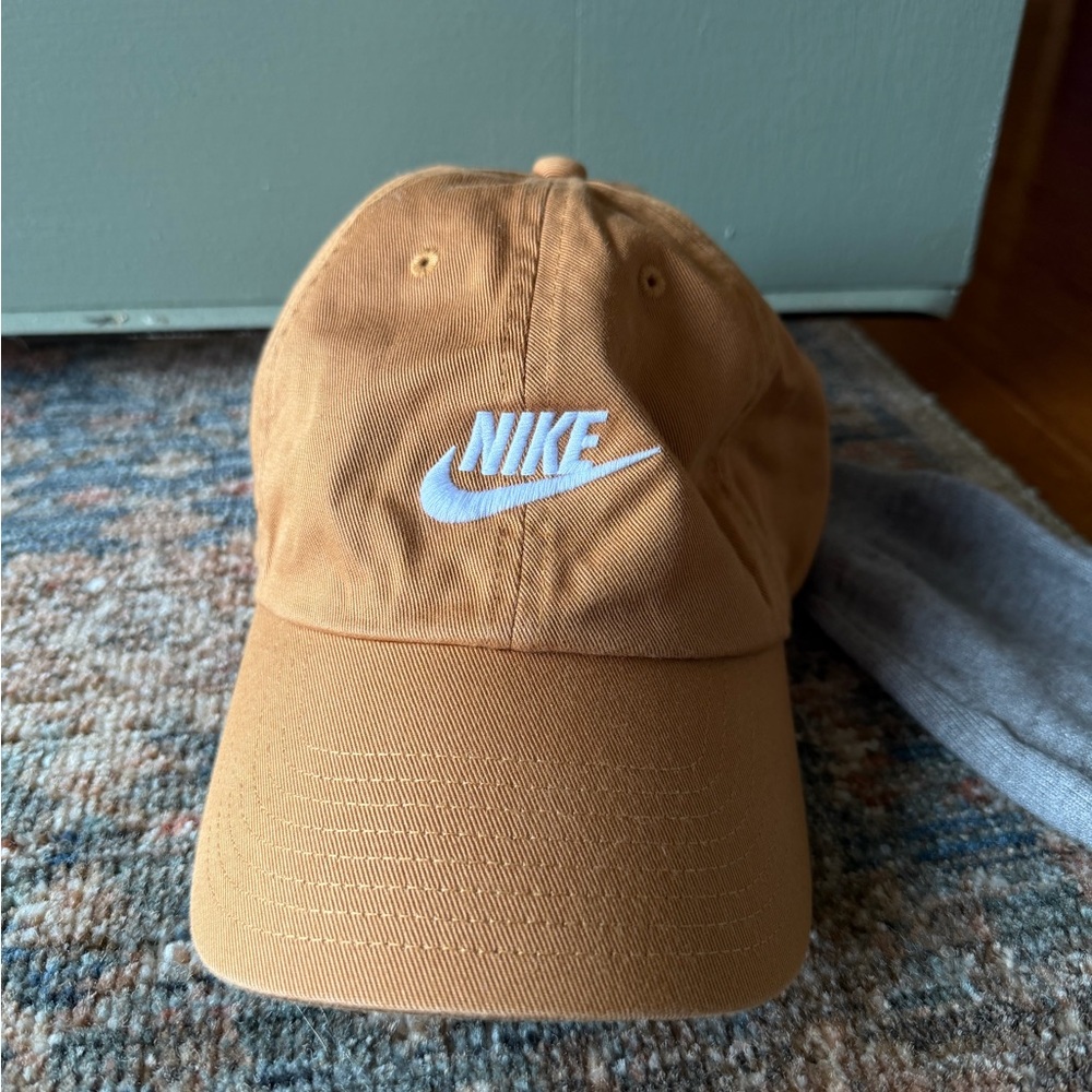 Unisex Nike hat never been worn tags pulled off. Clean home!